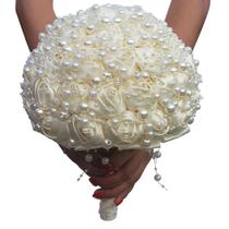 Buquê de casamento de noiva com rosas de cetim vermelhas com cristal e pérola