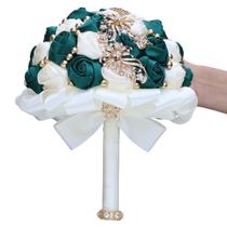 Buquê de casamento de noiva, elegantes rosas de cetim verdes e brancas
