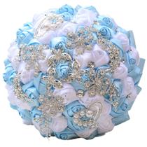 Buquê de casamento nupcial azul claro e rosas de cetim brancas