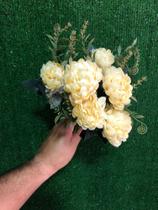 Buquê de cravo envelhecido x6 creme