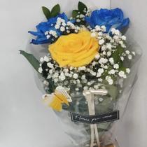 Buquê de flores azul com amarelo. - Thalita Cestas