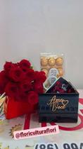 Buquê de flores em rosas vermelhas acompanha caneca romântica e bombons em chocolate