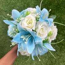 Buquê De Noiva Realista Lírios E Rosas Azul Claro Serenity Buquê De Noiva Realista Lírios E Rosas Azul Claro Serenity