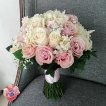 Buque de rosas artificiais