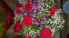 Buque de rosas vermelhas com 12