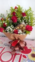 Buquê em Rosas vermelhas com bombons em chocolate Buquê em Rosas vermelhas com bombons em chocolate