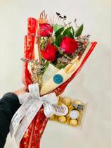 Buquê natural com 3 rosas vermelhas decorativos acompanhado de 1 caixa de chocolate Ferrero Rocher