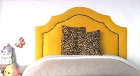Cabeceira Provençal Veludo Amarelo Com Tachas Fumê