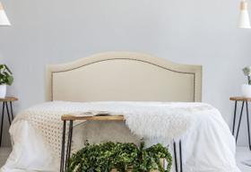 Cabeceira Queen Curva Luxo 160x60 Suede Off White - Tachas Prata Cabeceira Queen Curva Luxo 160x60 Suede Off White - Tachas Prata