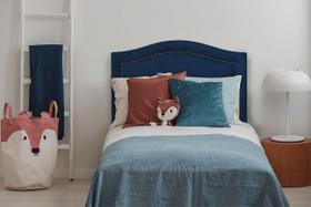 Cabeceira Solteiro Curva 90x60cm Suede Azul - Tachas Fumê Cabeceira Solteiro Curva 90x60cm Suede Azul - Tachas Fumê