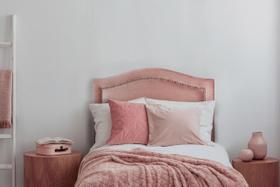 Cabeceira Solteiro Curva 90x60cm Veludo Rosê - Tachas Prata