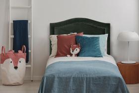 Cabeceira Solteiro Curva 90x60cm Veludo Verde - Tachas Fumê Cabeceira Solteiro Curva 90x60cm Veludo Verde - Tachas Fumê