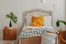 Cabeceira Solteiro Curva Luxo material sintético Off White Tachas Fumê Cabeceira Solteiro Curva Luxo material sintético Off White Tachas Fumê