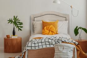 Cabeceira Solteiro Curva Luxo Suede Off White Tachas Fumê