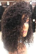 Cabelo curto enrolado