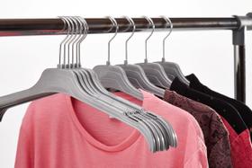 Cabide Blusa Adulto 43cm com gancho de metal giratório kit Ioplast Cabide Blusa Adulto 43cm com gancho de metal giratório kit Ioplast