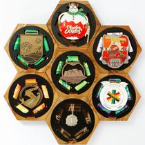 Cabide de medalhas JupDec Honeycomb, tela de madeira 6x11x12cm