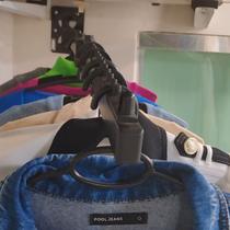 Cabideiro articuado de parede para roupas para 30 cabides com 113 cm total com 54 cm cada arara preto ou branco