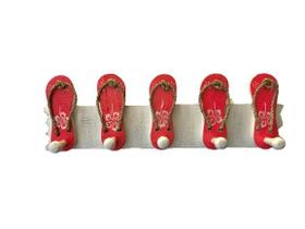 Cabideiro decor 5 sandalias vermelhas com flor branca Cabideiro decor 5 sandalias vermelhas com flor branca