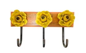 Cabideiro decor com 3 flores de metal amarela p e madeira