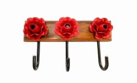 Cabideiro decor com 3 flores de metal vermelha p e madeira