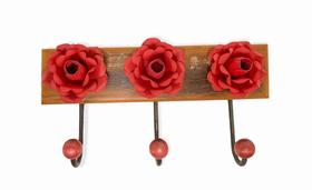 Cabideiro decor com flores de metal vermelha e madeira peroba