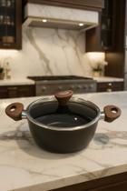 Caçarola Gourmet Antiaderente com Tampa de Vidro e Cabos Efeito Madeira Cozinhe e Sirva com Estilo