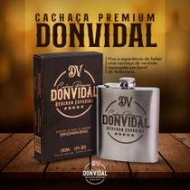 Cachaça artesanal premium repousada em barril de amburana apresentada em cantil de aço inox