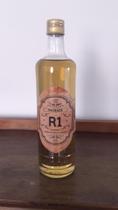Cachaça Artesanal R1. Armazenada em Tonel de Carvalho. Não Contém Glútem. Cachaça Artesanal R1. Armazenada em Tonel de Carvalho. Não Contém Glútem.