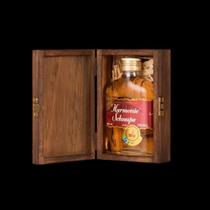 Cachaça Harmonie Schnaps Envelhecida 160mL Caixa de Madeira Cachaça Harmonie Schnaps Envelhecida 160mL Caixa de Madeira