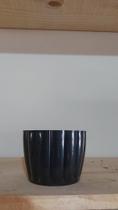 Cachepô arredondado, pequeno, material plástico. Cor preto.