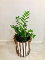 Cachepô de madeira com detalhes em espelho Cachepô de madeira com detalhes em espelho