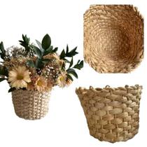 Cachepô vaso de flor em ou porta treco artesanal feito a mão em tramas de palha natural - TÔ NA ROÇA