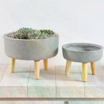 Cachepot com pe de madeira ruth em cimento g