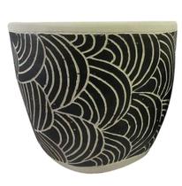 Cachepot de cimento branco e preto etnico com listras - g Cachepot de cimento branco e preto etnico com listras - g