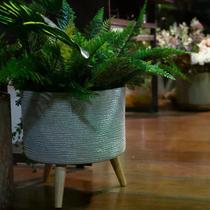 Cachepot de Cimento com Pe de Madeira Grafite Mescla Riva G Cachepot de Cimento com Pe de Madeira Grafite Mescla Riva G