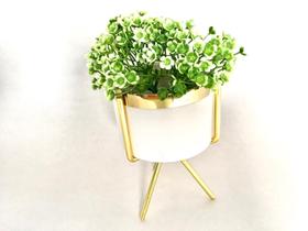 Cachepot M Resina BrancaGold com Suporte Metal Gold e Planta Decor - AmiGold