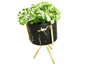 Cachepot M Resina Preta com detalhes Rosé com Suporte Metal Gold e Planta Decor