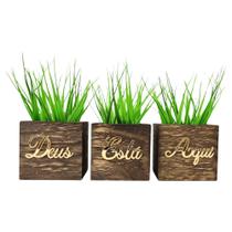 Cachepot Madeira Frase Deus Está Aqui + Planta Artificial