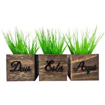 Cachepot Madeira Frase Deus Está Aqui + Planta Artificial