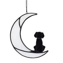Cachorro pendurado em janela de vitral no Moon Suncatcher Cachorro pendurado em janela de vitral no Moon Suncatcher