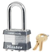 Cadeado laminado Master Lock 1KALF-2126 com 4,4 cm de largura e 2 chaves Cadeado laminado Master Lock 1KALF-2126 com 4,4 cm de largura e 2 chaves