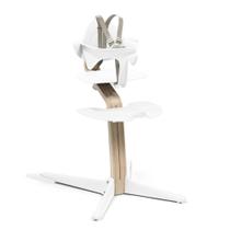 Cadeira alta Stokke Nomi branca/natural com conjunto de bebê de 6 a 24 meses Cadeira alta Stokke Nomi branca/natural com conjunto de bebê de 6 a 24 meses