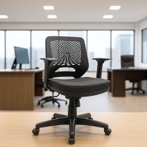 Cadeira Beezi Giratória Preta - Vinil, Braços Reguláveis e Base Diretor