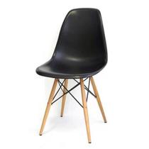 Cadeira Charles 1102 em Polipropileno e Base Madeira OR Design Cor Preto Cadeira Charles 1102 em Polipropileno e Base Madeira OR Design Cor Preto