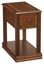 Cadeira, mesa lateral, design exclusivo de Ashley Breegin