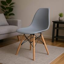 Cadeira para Sala de Jantar Eiffel Eames Cinza Base Madeira R02 - D'Rossi