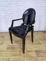 Cadeira Sofia Preta Assento Estofado com Braço em Policarbonato Cadeira Sofia Preta Assento Estofado com Braço em Policarbonato