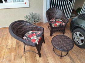 Cadeiras e Mesinha de Centro 2 Cadeiras e 1 Mesinha Cadeiras e Mesinha de Centro 2 Cadeiras e 1 Mesinha