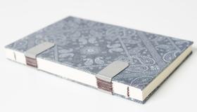 Caderno Artesanal com costura exposta 20,5x14cm. 192pág. SKTbookref.00353C01.